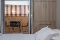 Posteľ alebo postele v izbe v ubytovaní Cosy Penthouse With Terrace Near Metro Station