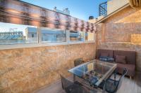 Posedenie v ubytovaní Cosy Penthouse With Terrace Near Metro Station