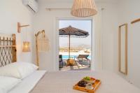 Postel nebo postele na pokoji v ubytování Pleiades Villas Naxos