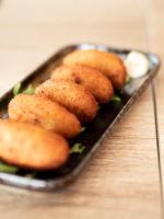 una bandeja llena de comida encima de una mesa en Aparthotel Solifemar, en Castelldefels