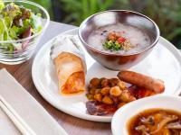 ホテルの敷地内または近くでの食事または食べ物