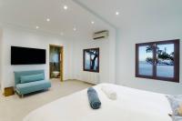 Łóżko lub łóżka w pokoju w obiekcie Maripins Villa con jacuzzi y vistas únicas al mar