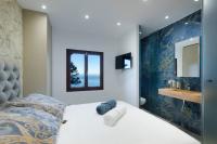 Łóżko lub łóżka w pokoju w obiekcie Maripins Villa con jacuzzi y vistas únicas al mar