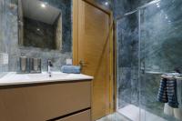 Łazienka w obiekcie Maripins Villa con jacuzzi y vistas únicas al mar