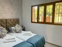 Łóżko lub łóżka w pokoju w obiekcie Maripins Villa con jacuzzi y vistas únicas al mar
