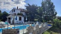 Bazén v ubytovaní Apartments Ankica alebo v jeho blízkosti