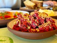 een kom eten zittend op een tafel bij Lodge At Marconi in Marshall