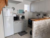 Kuchyňa alebo kuchynka v ubytovaní Maison avec grande terrasse à 100m de la plage
