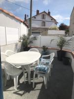 Balkón alebo terasa v ubytovaní Maison avec grande terrasse à 100m de la plage