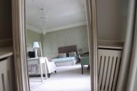 Ein Bett oder Betten in einem Zimmer der Unterkunft Plas Nanteos Mansion