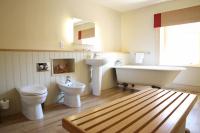 Ein Badezimmer in der Unterkunft Plas Nanteos Mansion