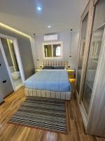 Mashrabiya one bed room apartmentにあるベッド