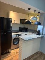 Mashrabiya one bed room apartmentにあるキッチンまたは簡易キッチン
