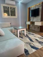 Mashrabiya one bed room apartmentにあるテレビまたはエンターテインメントセンター
