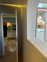 Mashrabiya one bed room apartmentにあるキッチンまたは簡易キッチン