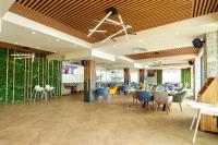 瑟尔尼察Lavalliere Hotel & Villas的用餐室配有桌椅和植物