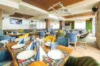 瑟尔尼察Lavalliere Hotel & Villas的配有木桌椅的餐厅