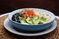 uma tigela azul cheia de arroz e legumes em um prato em Posada del Molino em Todos Santos