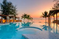 una piscina con el océano al fondo en Best Western Plus Carapace Hotel Hua Hin, en Hua Hin