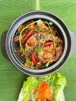 un bol de nourriture sur une table verte avec de la laitue dans l'établissement Sundara Retreat, à Hòa Bình