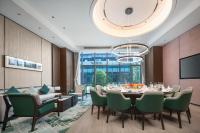 Un comedor con mesa y sillas en Holiday Inn Guiyang Airport by IHG, en Guiyang
