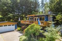 Mid-Century Beach Cabin by AvantStay Walk to Beachにある庭