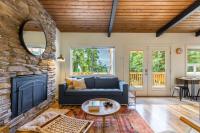 Mid-Century Beach Cabin by AvantStay Walk to Beachにあるシーティングエリア