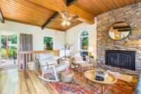 Mid-Century Beach Cabin by AvantStay Walk to Beachにあるシーティングエリア