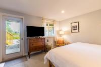 Mid-Century Beach Cabin by AvantStay Walk to Beachにあるテレビまたはエンターテインメントセンター