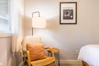 Mid-Century Beach Cabin by AvantStay Walk to Beachにあるベッド