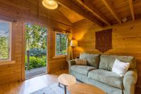 Mid-Century Beach Cabin by AvantStay Walk to Beachにあるシーティングエリア