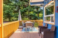 Mid-Century Beach Cabin by AvantStay Walk to Beachにあるバルコニーまたはテラス