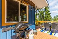 Mid-Century Beach Cabin by AvantStay Walk to Beachにあるバルコニーまたはテラス