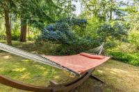 Mid-Century Beach Cabin by AvantStay Walk to Beachにある庭