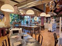 um restaurante com mesas, cadeiras e um bar em Hotel Tre Ville em Parma