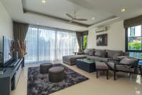 TV a/nebo společenská místnost v ubytování Phuket villa in Laguna Park