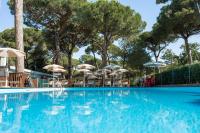 Bazén v ubytovaní Club del Sole Rivaverde Easy Camping Village alebo v jeho blízkosti