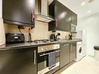 Kuchyň nebo kuchyňský kout v ubytování Modern Hyde Park Home with Private Entrance & Private Back Patio near Bayswater & Paddington Stations