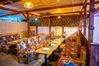 een restaurant met lange tafels en stoelen met borden erop bij Divine Royal Residences in Arusha