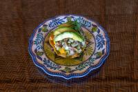 Ein Teller mit einem Sandwich und einer Avocado auf einem Tisch in der Unterkunft Torreblanca Beach Hotel and Suites Guayabitos - Desayuno y Comida Incluido in Rincón de Guayabitos