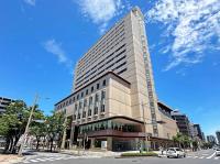 千葉市にあるロイヤルパインズホテル千葉  (2025年1月15日OPEN）の通りの角にある高い建物
