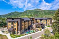un edificio de apartamentos con una montaña en el fondo en Residence Inn Steamboat Springs, en Steamboat Springs