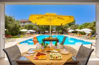 Bazén v ubytování Kosmas Apartments nebo v jeho okolí