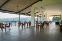 una sala da pranzo con tavoli e sedie e una vista di Oak Ray Heritage Hotel a Kandy