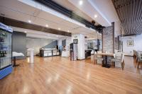 una grande stanza con tavolo e sedie e una cucina di Riverside Boutique Hotel a Bansko