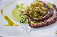 Un plato de comida con una salchicha y algo de comida. en Farol Hotel, en Cascais