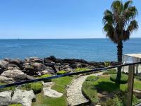 un balcón con una palmera y el océano en Farol Hotel, en Cascais