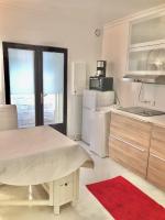 Kuchyňa alebo kuchynka v ubytovaní Apart Privé Parisien LA CASITA avec cuisine équipe -St charles - Near beaugrenelle -Tour Eiffel 75015 PARIS Bel emplacement !!