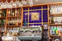 un bar con botellas de alcohol en la pared en Hotel Chalet des Roses, en Antananarivo