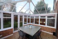 Patio nebo venkovní prostory v ubytování Sunningdale Stunning Spacious 4 Bedroom House 11
